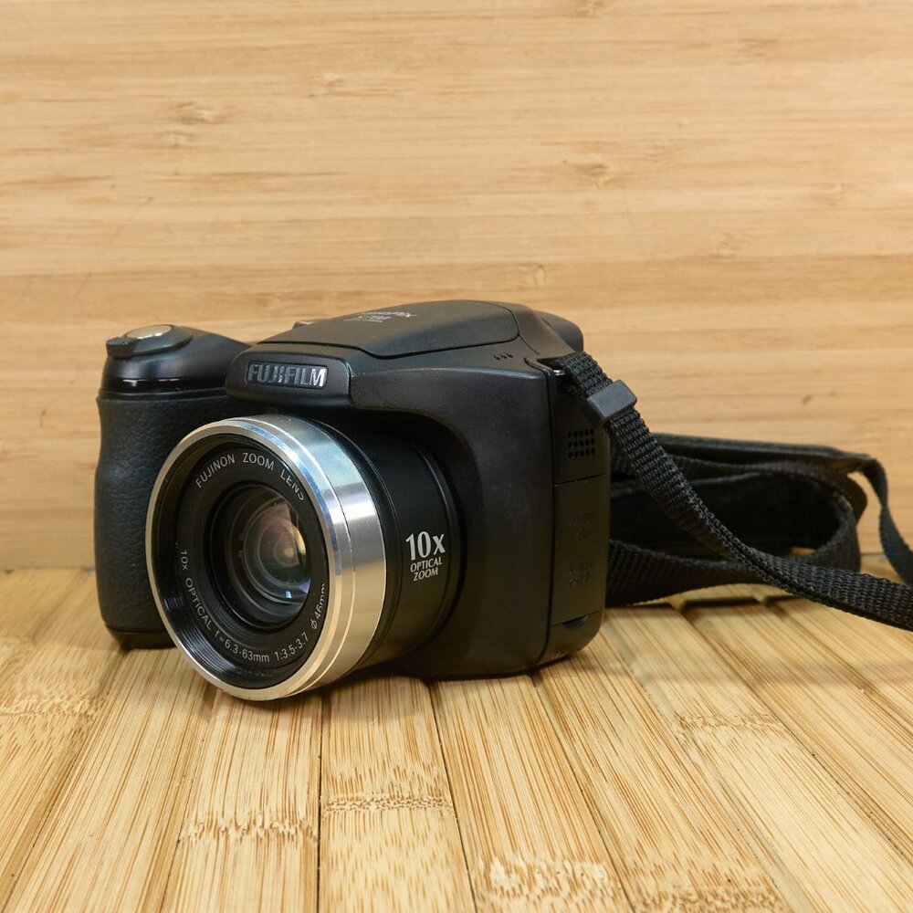 Fujifilm Finepix S700 7.1MP Digital Camera with 10x Optical Zoom